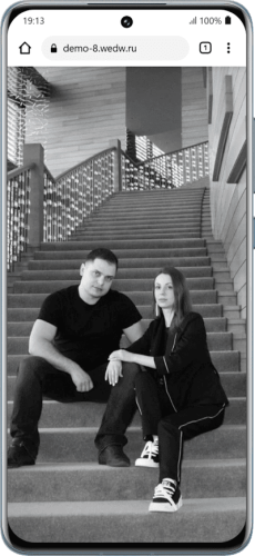 Сайт-приглашение на свадьбу на экране смартфона