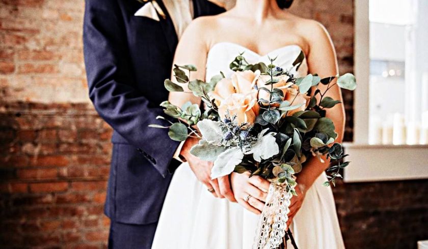 Жених и невеста с букетом цветов